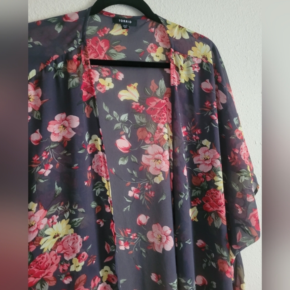 Torrid Floral Sheer Kimono - Picture 3 of 9